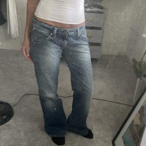 Lågmidjade replay jeans som inte kommer till användning. Fint skick! W30 L32, men passar mig som brukar ha storlek 38 i byxor