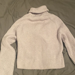 Stickad polotröja  - Ljuslila oandvänd stickad polotröja💞