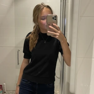 Svart T-shirt  - En svart lite tjockare T-shirt men lite puffaxlar, superfin 