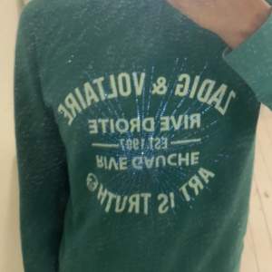 Supersnygg zadig et volitaire sweatshirt!💚 Säljer då den inte används, superfint skick. Byter mot jeans mm. Möts upp i stockholm!💞