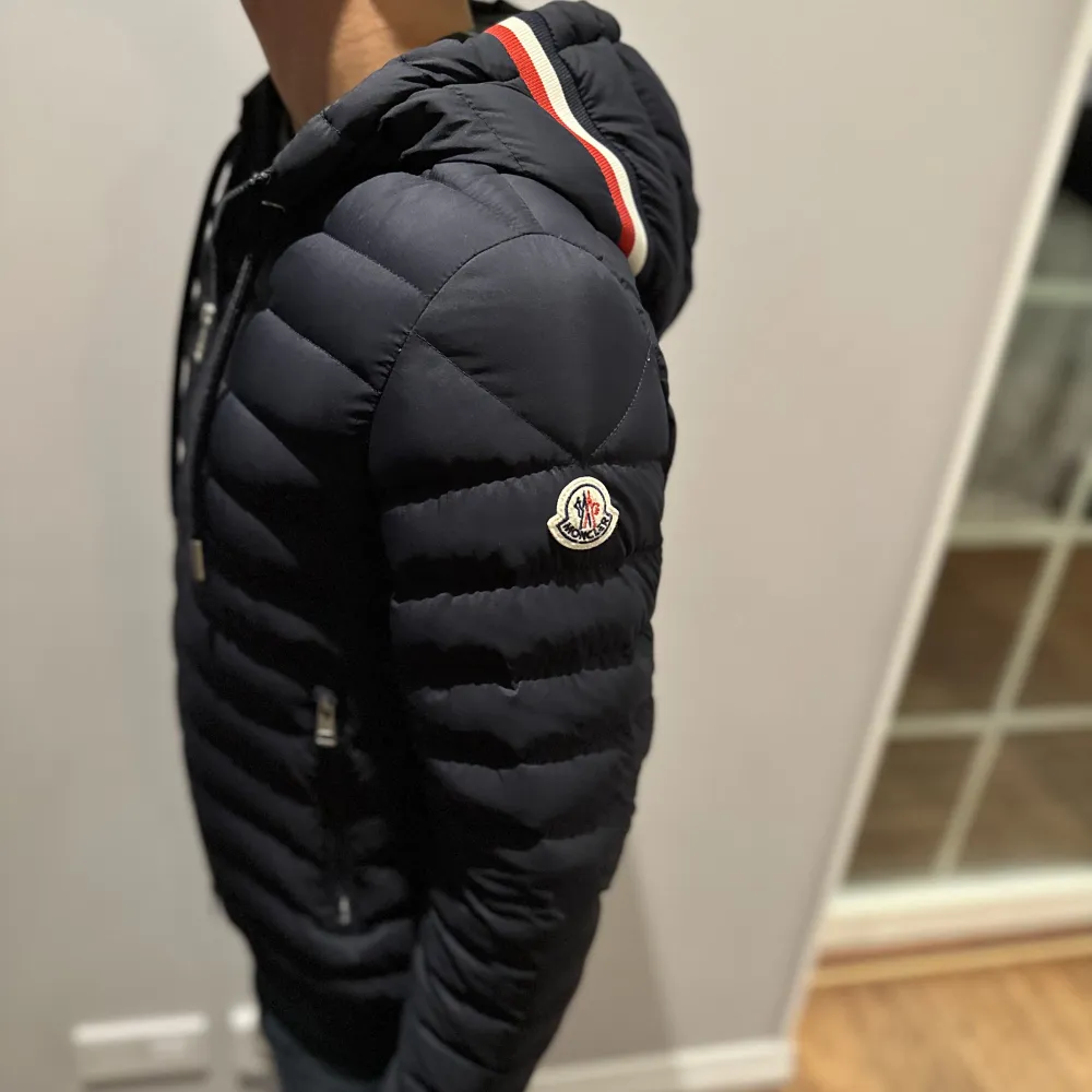 Hej, jag säljer min moncler jacka då jag har ingen användning av den. Perfekt för höst/vår.   Medföljer kvitto samt går att göra QR-check   OBS! Tar ej emot byten . Jackor.