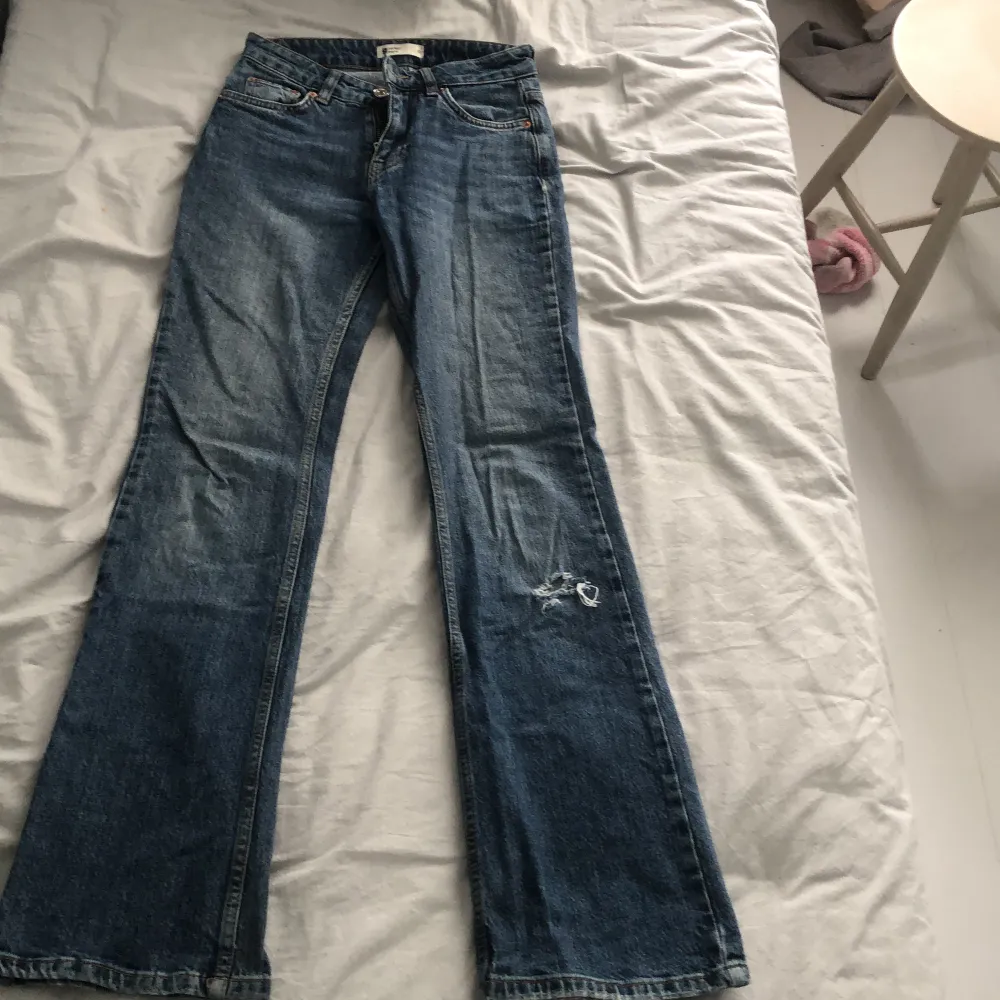 Ett par lågmidjade jeans med bootcut, säljer då de är för små för mig.. Jeans & Byxor.