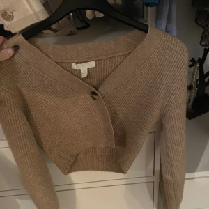 Stickad kofta  - Aldrig använt. Säljer billigt så lägg prisförslag.