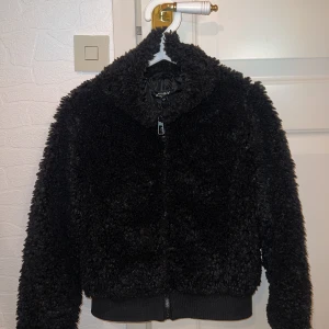 Teddy jacka storlek 34 - Teddy jacka från Only storlek 34/XS. Har inga hål eller fläckar. 