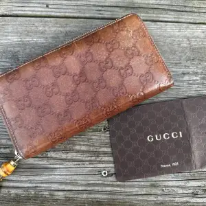Säljer en fin begagnad Gucci plånbok. Kvitto finns.  Mått 19x9 cm ca. 