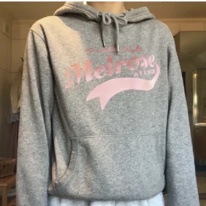 Tröja  - Grå hoodie med tryck 💖