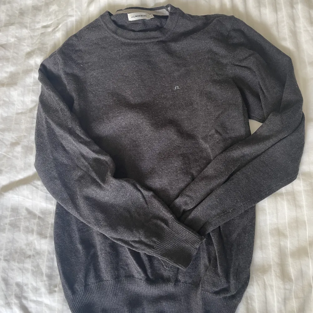 Tunnstickad tröja från J.Lindeberg🤍skulle säga att storleken är S🤍. Tröjor & Koftor.