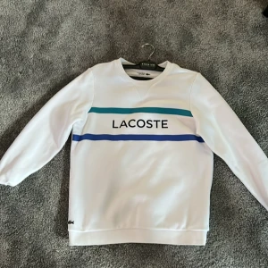 Lacoste tröja - Säljer denna tröja då den har blivit för liten för mig. Den är i nytt skick och borde passa m/s