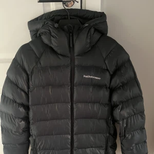 Jacka - En fin och varm Peak Performance vinterjacka, skön nu till vintern. Den är köpt i december 2022 och är i väldigt bra skick. Jag säljer den då den inte kommer till användning längre samt att jag har köpt en ny jacka. Ord pris 1800kr
