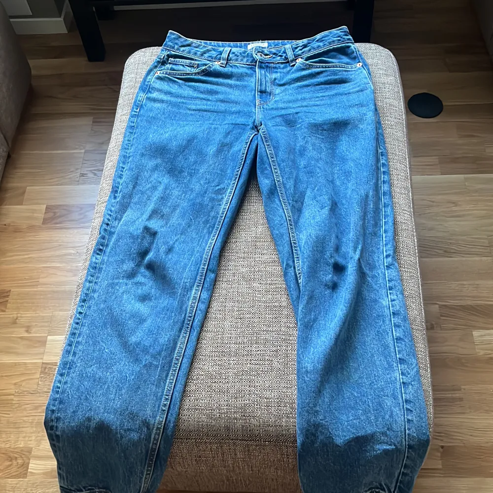 Jeans i bra skick från Lindex. Säljer då de inte passar mig längre☺️straightleg som passform!. Jeans & Byxor.