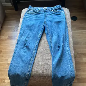 Jeans i bra skick från Lindex. Säljer då de inte passar mig längre☺️straightleg som passform!