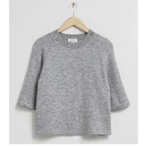 & other stories  - Säljer min jätte fina gråa & other stories tröja, köpt på other stories för 690 kr! Använd fåtal gånger så den är i nyskick!