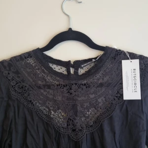 Jättefin blus - Jättefin blus med fina detaljer. Oanvänd med lapp kvar. Skrynklig pga legat nerpackad.