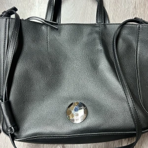 Calvin Klein väska  - Äkta Calvin Klein väska i svart skinn! Köpt för över 1000kr!🖤