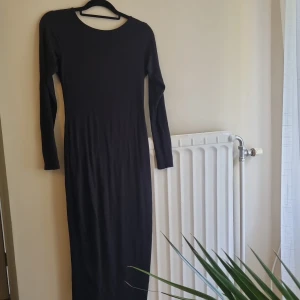 Svart lång klänning - Svart lång långärmad klänning från boohoo. Oanvänd, bara hängt i garderoben. 