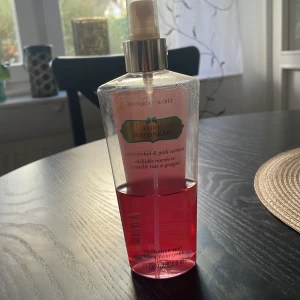 Victoria Secret bodymist - Pure Daydream Victoria secret body mist, flaskan är 250 ml så kanske 100 ml kvar. 