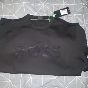 Hugo boss  - Hej ja vill sälja den här tröjan helt ny har inte använts en gång köpte den från Johnells i Skärholmen centrum 