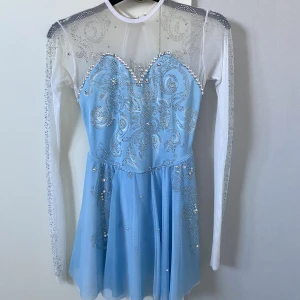 konståkningsklänning - så fin ljusblå konståkningsklänning 🤍 var specialsydd på mig för flera år sedan och är tyvärr lite för liten nu, använd kanske 3/4 gånger så jättebra skick! skulle säga att storleken är XS/XXS, skriv för mer bilder ☺️