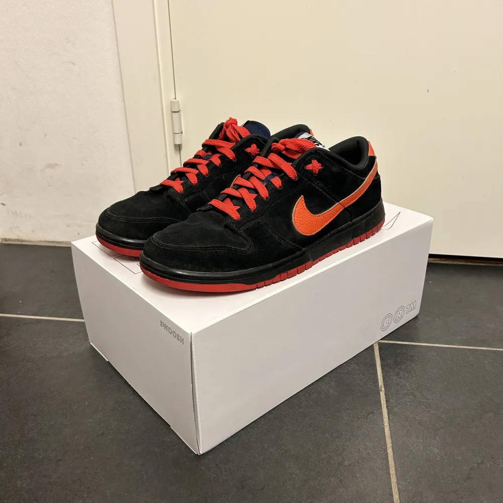 Ett par unika Nike by you dunks, köpta för 1350kr för mer än 1,5 år sedan. De har inte blivit använda mycket de är därför jag säljer dom till ett bra pris. Bara att höra av sig vid mer frågor. Skor.