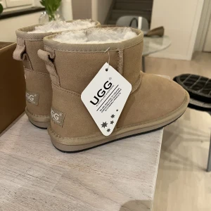 Uggs🤎 - Säljer dessa helt oanvända uggs i en sån fin biege färg🤎🤎 pris kan diskuteras vid snabb affär🩷