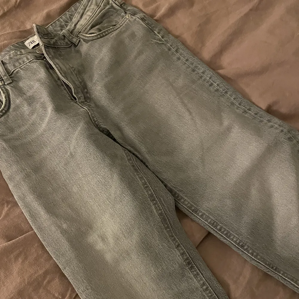 Säljer dessa gråa jeans från zara i storlek 36, i nyskick. De har en liten slits längst ner och är bootcut. Köpta för ca 1 år sedan men använda typ 1 gång. Vet inte nypris då jag inte hittar de på hemsidan men säljs för 250kr💕. Jeans & Byxor.