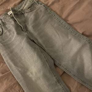 Säljer dessa gråa jeans från zara i storlek 36, i nyskick. De har en liten slits längst ner och är bootcut. Köpta för ca 1 år sedan men använda typ 1 gång. Vet inte nypris då jag inte hittar de på hemsidan men säljs för 250kr💕