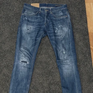 Dondup George jeans - Säljer nu mina snygga dondup jeans i modellen George. De är i storlek 29 och passar även mig som brukar ha 30 i midjan. Jag skulle säga att de är runt 32 i längd. De är i väldigt fint skick och är knappt andvända. Hör gärna av dig vid frågor.  //David
