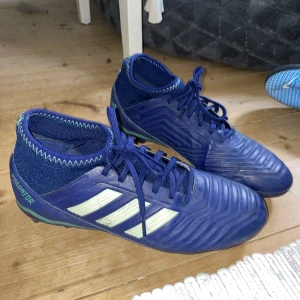 Adidas predator fotbollsskor  - Adidas predator fotbollsskor, väldigt använda men inte överdrivet slitna dem har fortfarande några år i sig. Storlek 38 2/3. Köparen står för frakt.