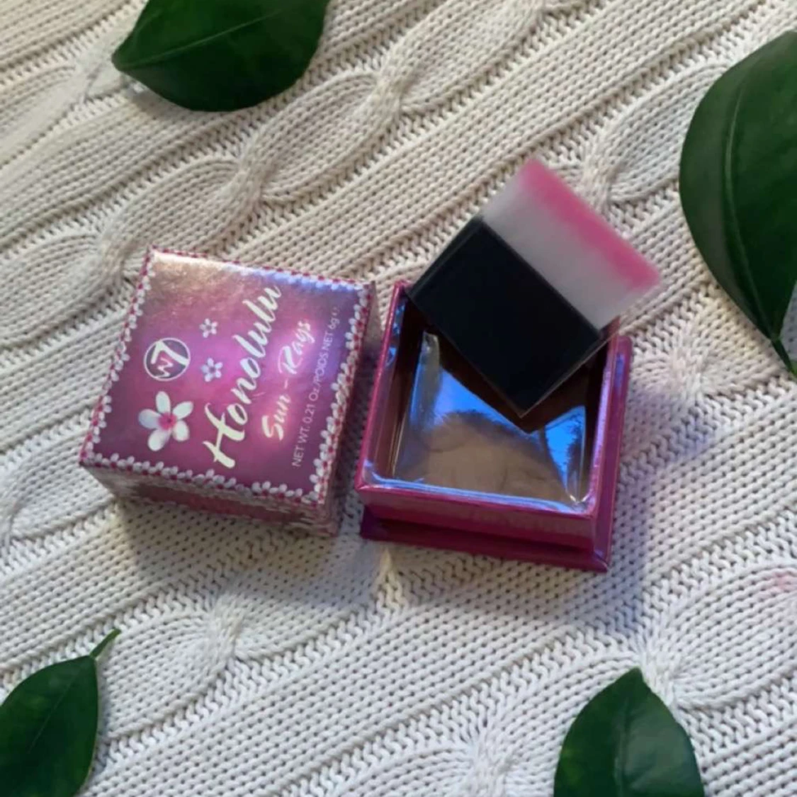 Säljer w7 shimmer glow bronzer och beautyact cc cream (färgen 03) - 90