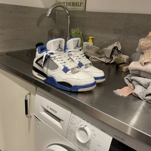 Jordan 4  - Jordan 4 motorsport i sjukt bra skick. No box❌. Finns check check på dem✅. Kostar ca 6.5-8k nya beroende på vart man köper. Tar gärna byten!