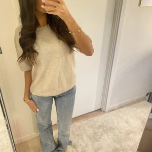 Beige Stickat t shirt  - Jätte fin beige stickad t shirt 🧸