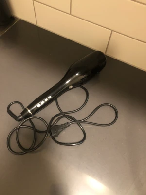 Fashion Curler- Automtisk Locktång - Säljer denna häftiga locktång som enkelt snurrar och lockar håret åt dig. Den är i nyskick! Finns på norr i Katrineholm.  Köparen står för eventuella fraktkostnader ❤️