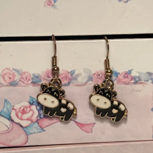 🐮Örhängen🐮 - Gulliga oanvända små kossor😍🫶🏻 jag säljer även vita kossor så man kan ha dem som kompisörhängen om man vill!🐮👍🏻🤩