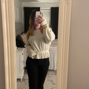Zara tröja - Super snygg beige tröja från zara i st S med resår i midjan. Materialet är ribbat och väldigt stretchigt🩷 säljer då den inte kommer till användning 