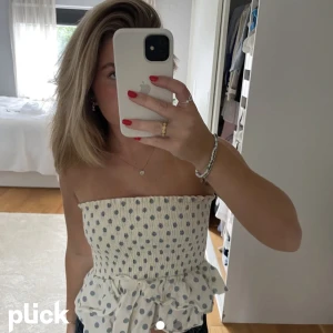 Topp - Säljer denna eftertraktade slutsålda toppen från zara med volanger och resår upptill. Jättefin, väl-använd men fortfarande bra skick. Köpt för ca 3 år sedan, nypris ca 250kr . Skriv vid frågor❤️