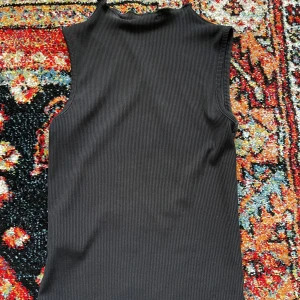 Topp - En fin topp som är hög i halsen. Inga defekt