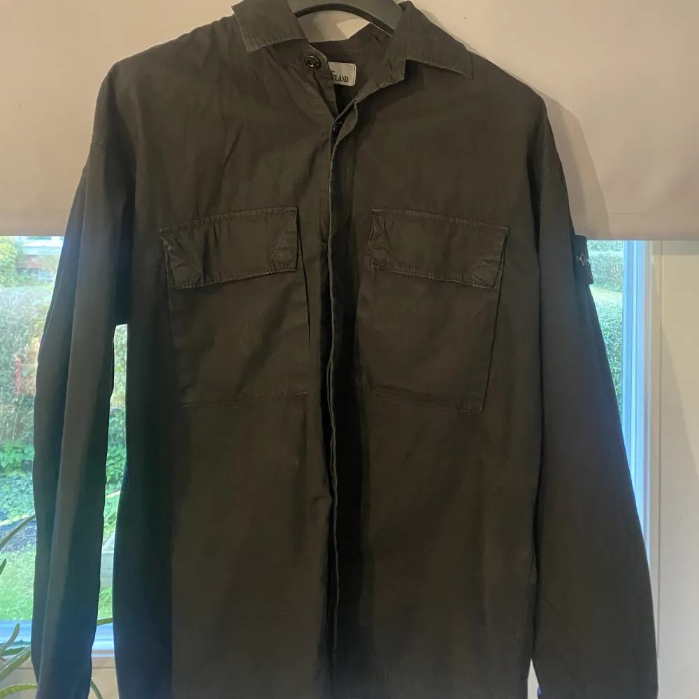 Säljer min stone island overshirt  Köpt för 1 månad sedan för 4400kr Använd ett fåtal gånger och skicket är 10/10 Hör av dig vid fler frågor eller bilder. . Jackor.