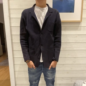 John Henric Kavaj Kofta - John Henric Kavaj Kofta (Skick 8/10) Storlek S -> Mitt pris: 599kr -> Nypris 1299kr -> Killen på bilden är 180 cm lång och väger 61kg 