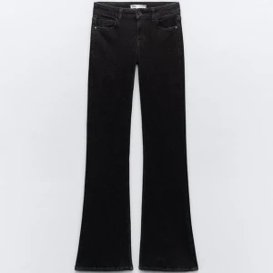 Lågmidjade zara jeans - Säljer de populära lowwaist, bootcut zara jeansen då de inte passar mig längre. Är osäker på om de fortfarande säljs men har länge varit mina favorit jeans så de är använda men fortfrande i perfekt skick💞