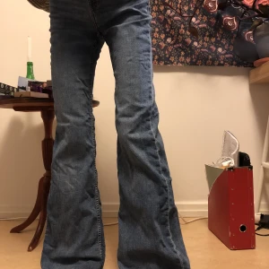 Bootcut jeans - Ljusblå bootcut. Personen på bilden är 160 lång. Har en vit liten färgfläck på ena benet (skriv för bild) 