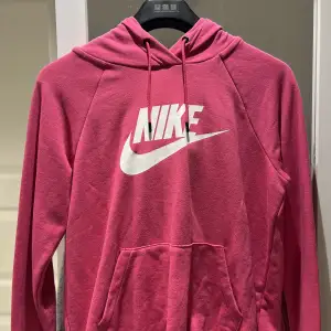 Jättefin hoddie från Nike, aldrig använt och har en jättefin färg 