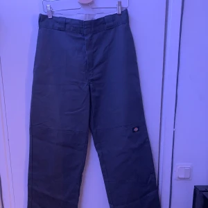 Dickies double knee workpants - Gråa Dickies double knee workpants storlek W30 L32, köpta på Caliroots, använda 1 gång.  Nypris 750kr.