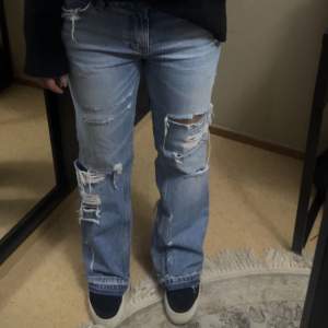 Säljer dessa snygga bootcut jeans med slitningar både fram och bak, skriv för fler bilder 😍😍