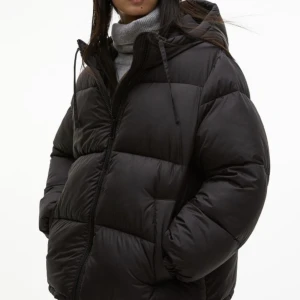 Svart jacka hm - Säljer denna supermysiga och varma jacka då jag köpt ny, använd en vinter, nypris 549, skriv för egna bilder🩷 skulle säga att den passar xs-m beroende på hur man vill att den ska sitta🩷