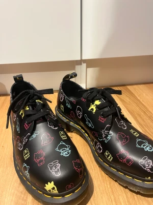 DR MARTENS  - Jätte gulligt hellokitty dr martens. Köptes för ca 1700 2021! Är ej använda! De är i storlek 41 och är trovärdiga i storlek! 