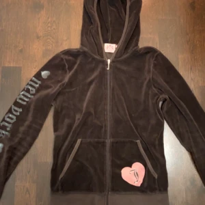 Juicy tröja - Superfin Juicy tröja💗Använd fåtal gånger, inga defekter🩷Storlek M men sitter mer som en S. Har även tryck på ena ärmen där det står ”New York”.