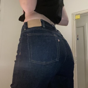 Acne jeans - Acne jeans som är lite rekonstruerade av mig, sydde ut dom till bootcut (3e bilden) med nästan identiskt jeanstyg. Blå konst kollektionen🪡👖🤩(använda 3 gånger) Bara att fråga om fler bilder!