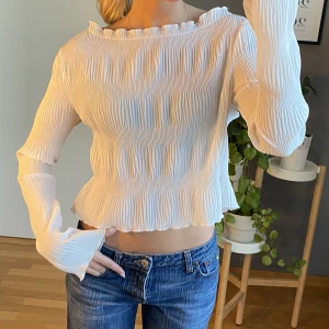 Vit långärmad topp - Vit långärmad topp med coolt mönster, går att ha off shoulder också. Storlek S ☺️✨