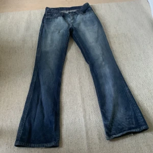Bootcut Levis 28x34 - Skitsnygga levis bootcut i modell 529, storlek 28x34 så passar en small/medium. Mycket fräscha förutom lappen som är lite sliten!  Skicka gärna ett  meddelande om du har några frågor! 🥰