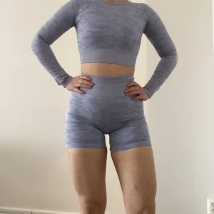 Långärmad tröja med Shorts/Tights  - Använt ett par gånger 💙